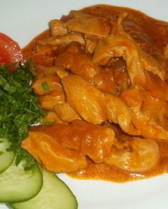 Гуляш из куриного филе с овощами и сметаной