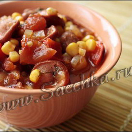 Рецепт гуляша из сосисок с фасолью и кукурузой