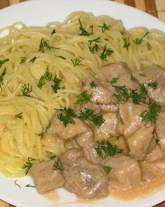 Гуляш из свинины со сметаной