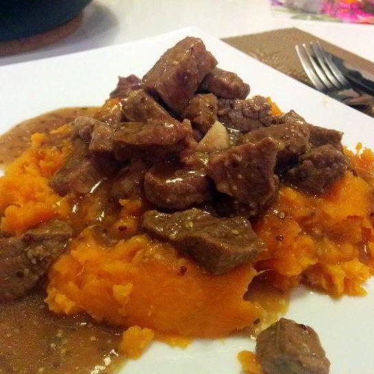 Рецепт пикантного гуляша из телятины с темным пивом и пюре из батата