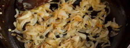 картофельное пюре с карамелизированным луком. Шаг 3