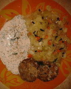 Котлетки с рисом под нежным соусом с капустным гарниром