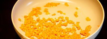 куриные котлеты с брусничным соусом. Шаг 3