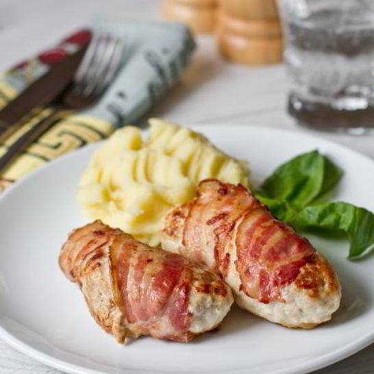 Рецепт куриных котлет с яблоками в беконе