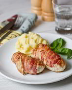 Куриные котлеты с яблоками в беконе