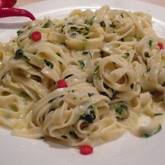 Рецепт лапши под соусом горгонзола со шпинатом