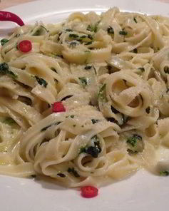 Лапша под соусом Горгонзола со шпинатом
