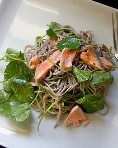 Лапша соба с лососем и кресс-салатом