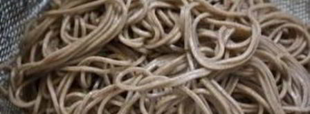 лапша соба с лососем и кресс-салатом. Шаг 3