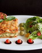 Лазанья с курицей, рикоттой и соусом песто