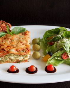 Лазанья с курицей, рикоттой и соусом песто