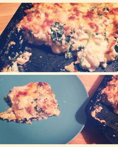 Румяная лазанья со шпинатом и курицей под соусом бешамель