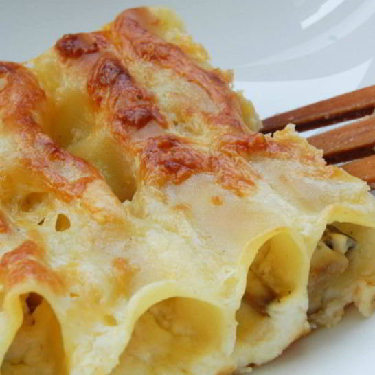 Рецепт каннеллонь с курицей, ветчиной и грибами