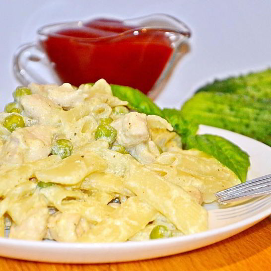 Рецепт макарон с курицей и горошком в сливочном соусе