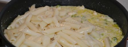 макароны с курицей и горошком в сливочном соусе. Шаг 8