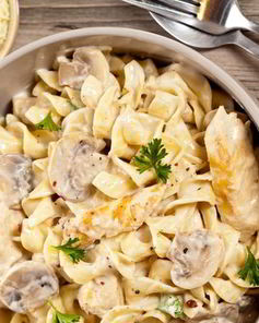 Макароны с курицей и грибами в сливочном соусе с карри