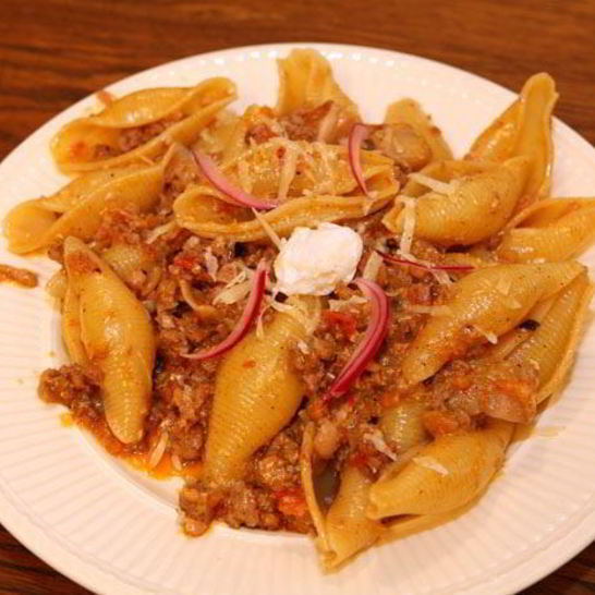 Рецепт макарон с мясным соусом и яйцом пашот