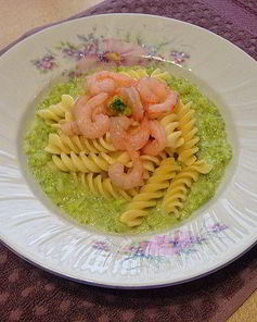 Макароны с соусом из брокколи и креветками