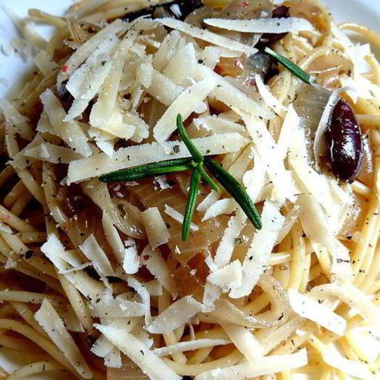 Рецепт пасты с большим количеством жареного лука и анчоусами
