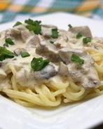 Паста с курицей и грибами в сливочном соусе