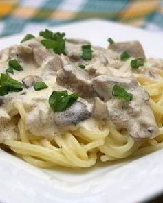 Паста с курицей и грибами в сливочном соусе