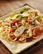 Паста с курицей и помидорами