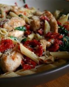 Паста с курицей и вялеными помидорами