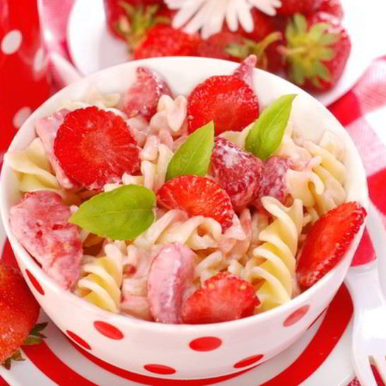 Рецепт сладких макарон с клубникой