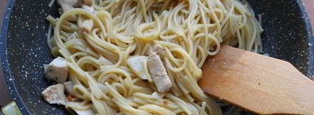 спагетти с куриным филе и соевым соусом на сковороде. Шаг 3