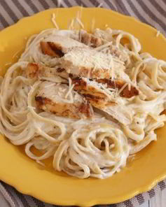Спагетти с курицей в сливочном соусе