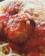 Спагетти с мясными шариками в томатном соусе
