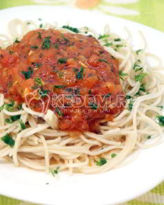 Спагетти с томатным соусом и базиликом