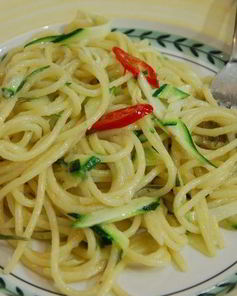 Спагетти с цукини, розмарином и чесноком