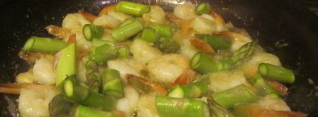 цветная паста с креветками, кальмаром, спаржей и кокосовым молоком. Шаг 2