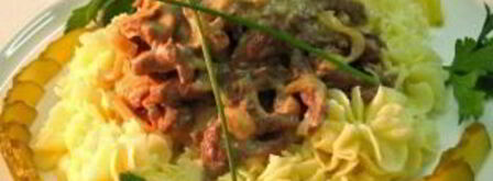 бефстроганов с огурцами. Шаг 7