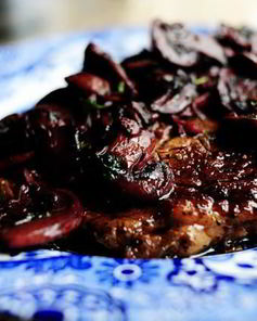 Бифштекс в грибном соусе