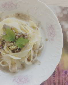 Говядина с грецкими орехами и грибами