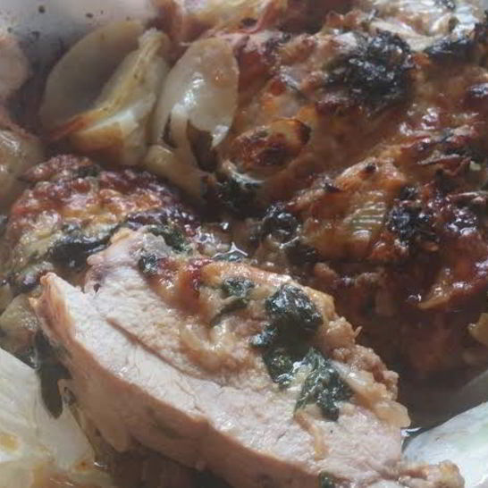 Рецепт куриной грудки, фаршированной шпинатом с сыром в орехово-чесночной оплетке