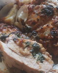 Куриная грудка, фаршированная шпинатом с сыром в орехово-чесночной оплетке