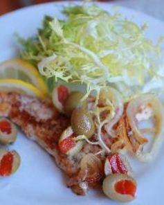 Куриная грудка с лимоном и оливками