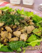 Куриное филе, жаренное с грибами