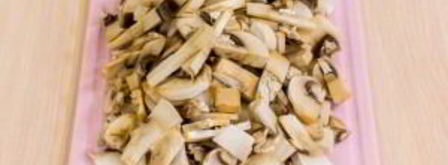 куриное филе, жаренное с грибами. Шаг 2