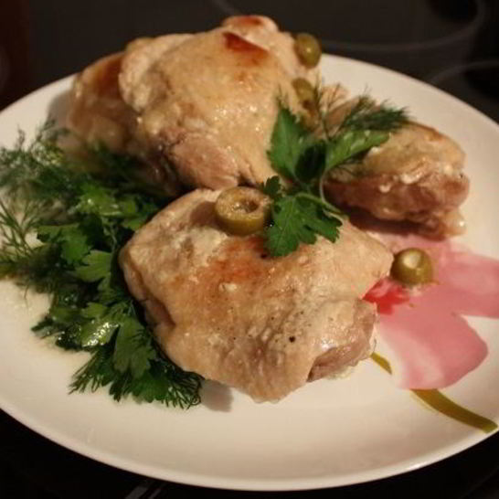 Рецепт куриных бедер, тушеных в сметане