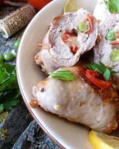 Куриные голени, фаршированные зеленым горошком и моцареллой