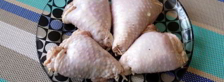 куриные голени, фаршированные зеленым горошком и моцареллой. Шаг 2