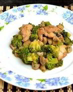 Курица с брокколи и грибами