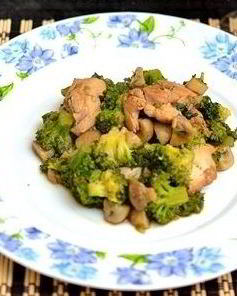 Курица с брокколи и грибами