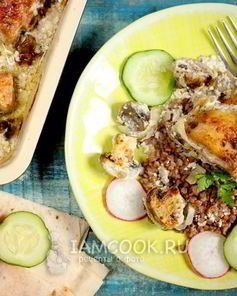 Курица с шампиньонами и чесноком в сметане