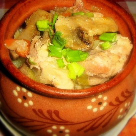 Рецепт курицы в горшочке со сметаной