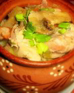 Курица в горшочке со сметаной